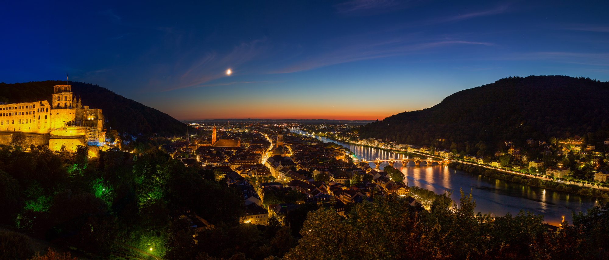 Auch bei Nacht wunderschön: Der Blick auf das erleuchtete Heidelberg.